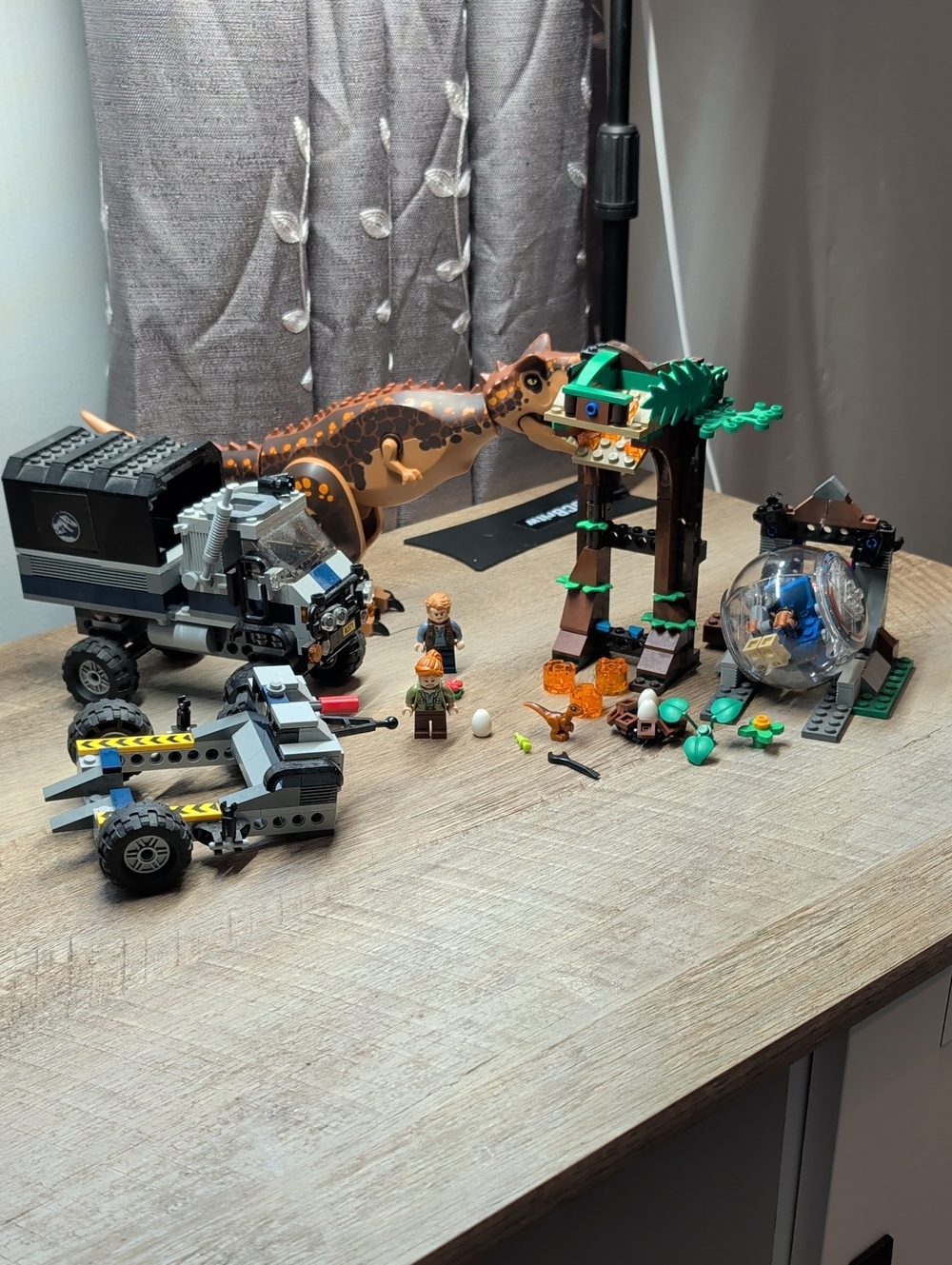 Lego Jurassic Park Carnotaurus Gyrosphere Escape Set